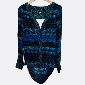 BKE Boutique High Low Back Cutout Green Blue Long Sleeve V Neck Top - S